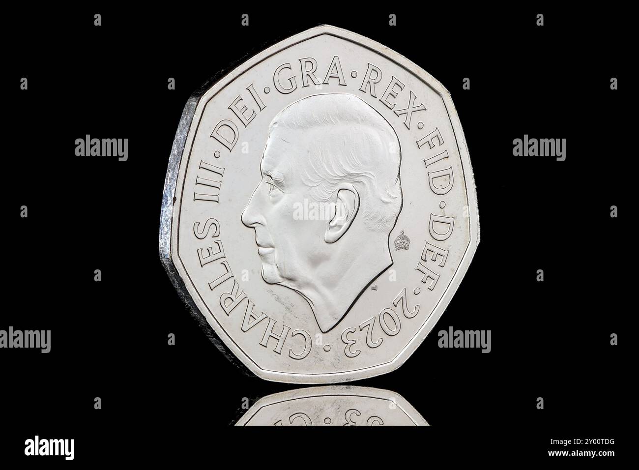 2023 Brilliously Uncirculated King Charles III moneta da 50 pence con un marchio speciale riservato per i collezionisti. Foto Stock