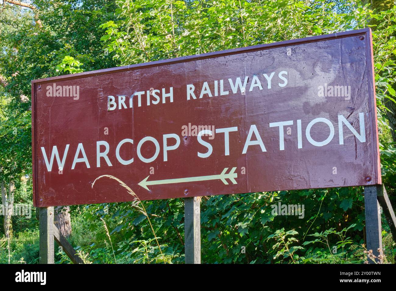 Insegna della stazione di Warcop della British Railways vicino a Warcop, Appleby-in-Westmorland, Cumbria Foto Stock