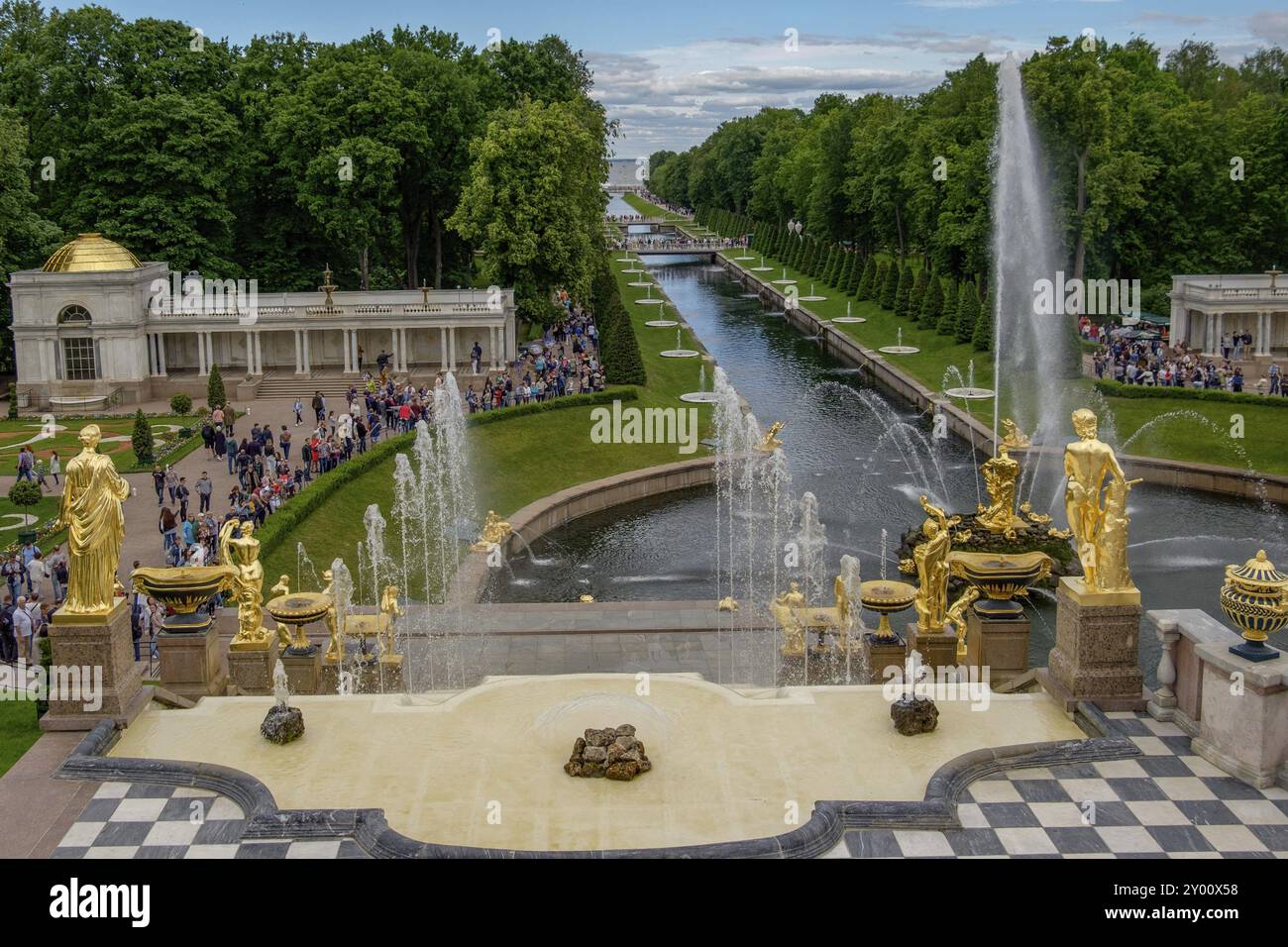 Ampie vedute su un magnifico giardino con fontane, statue dorate e numerose fontane, fiancheggiate da gente, san pietroburgo, Mar baltico, Foto Stock