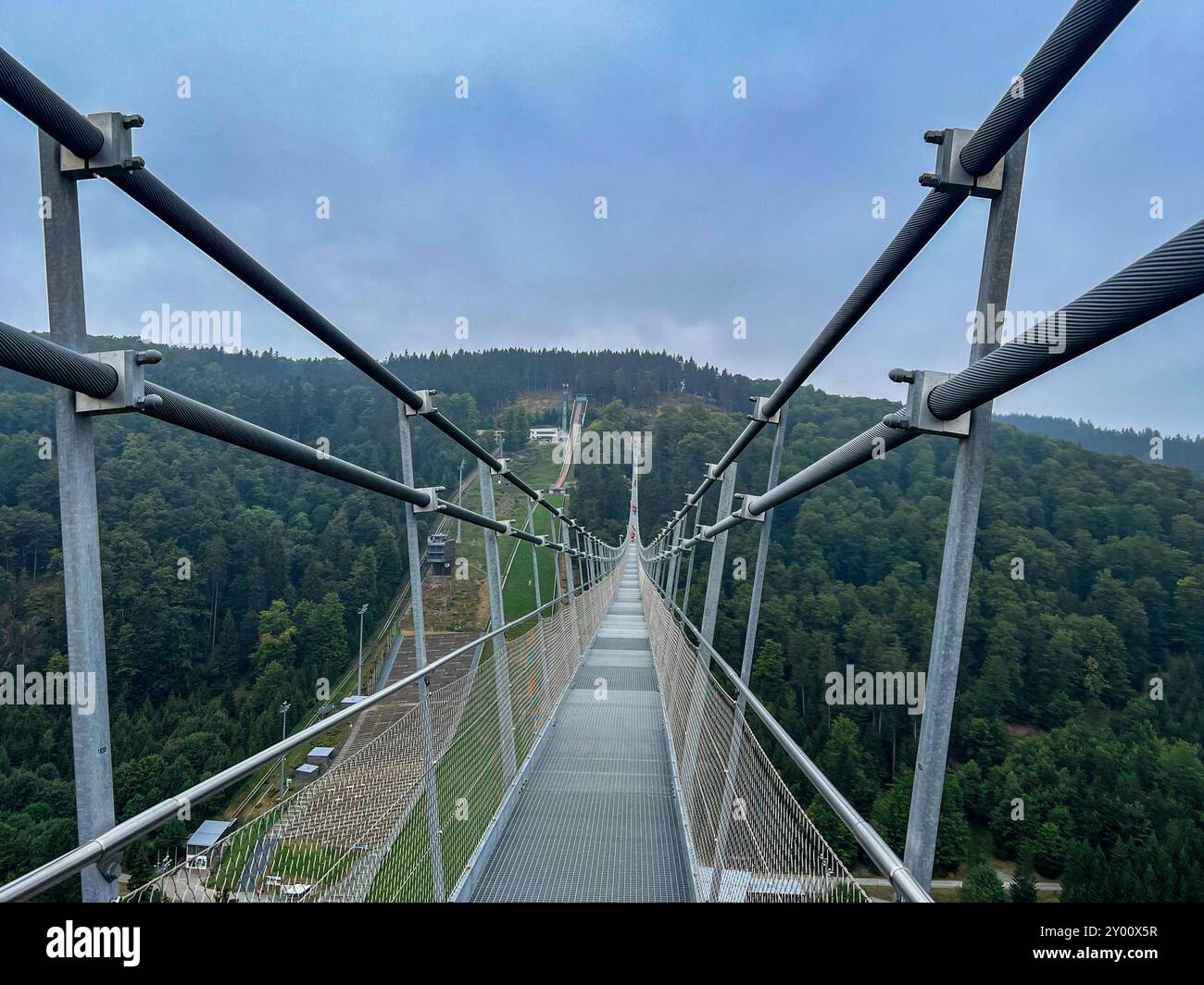 30.08.2024, Blick auf der längsten Fußgängerhängebrücke Deutschlands 665 Meter lang und 100 Meter über dem Talgrund befindet sich der Skywalk. Nichts für schwache Nerven. Jedoch Hat man eine beeindruckende Aussicht auf die umliegenden Wälder, Berge und Täler. Willingen Upland Hessen Deutschland *** 30 08 2024, veduta del ponte sospeso pedonale più lungo della Germania, lungo 665 metri e 100 metri sopra il fondovalle, lo Skywalk non è per i deboli di cuore, tuttavia, si ha una vista impressionante delle foreste, montagne e valli circostanti Willingen Upland Hesse Germania Foto Stock