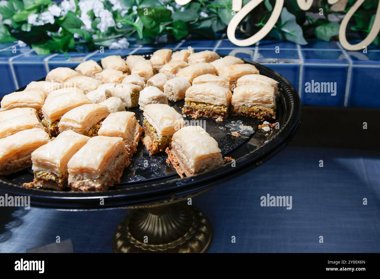 Vista di un piatto di baklava, in un ambiente con catering. Foto Stock