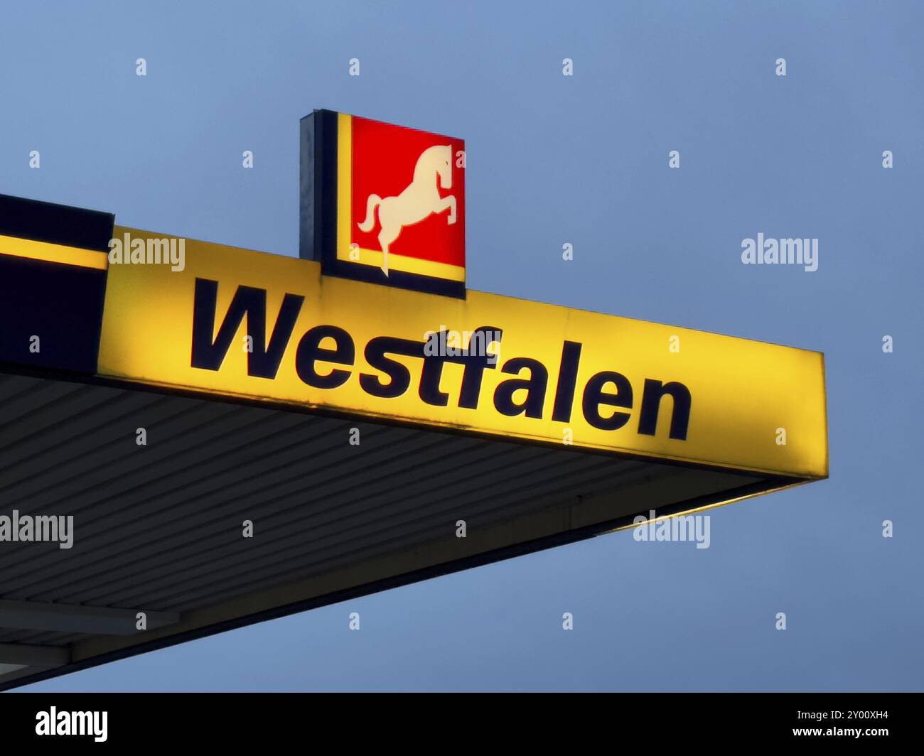 Logo con cavallo della Westfalia e scritta Westfalen sulla stazione di servizio della catena di stazioni di servizio marchio Westfalentankstelle, Renania settentrionale-Vestfalia, G. Foto Stock