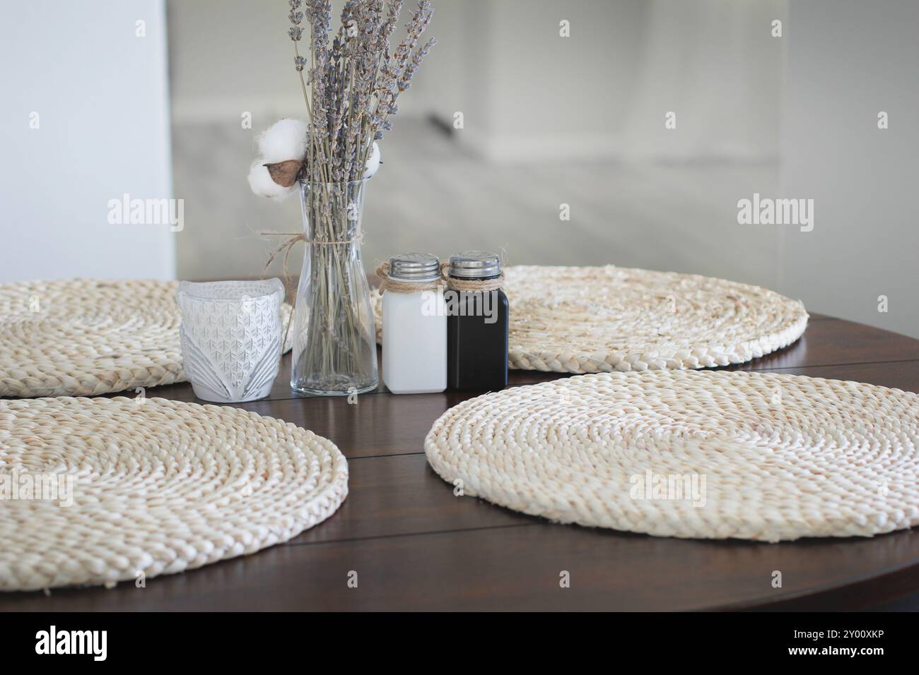 Vista su un tavolo da pranzo in stile casalingo con posti a sedere. Foto Stock