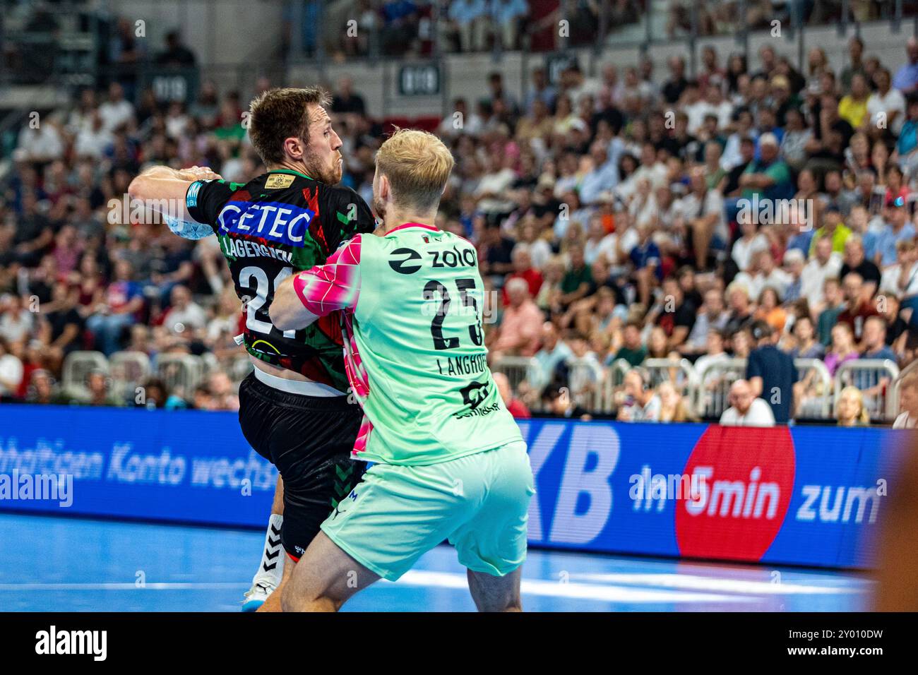 Albin Lagergren (SC Magdeburg, #21) im Angriff gegen Matthes Langhoff (FŸchse Berlin, #25) SC Magdeburg vs. Fuechse Berlin, Handball, Handball Super Cup 2024, 2024/25, 31.08.2024 foto: Eibner-Pressefoto/Gerhard Wingender Foto Stock