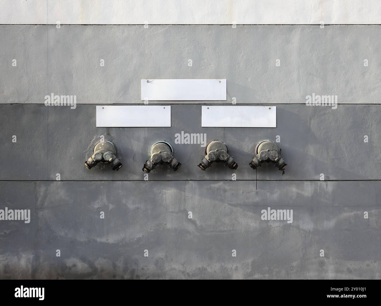 Tubi standard per idranti antincendio o collegamento a spina di fuoco in un edificio alto per alimentare l'acqua nel sistema quando si è verificata un'emergenza. Concetto di attrezzatura antincendio, Foto Stock Tubi standard per idranti antincendio o collegamento a spina di fuoco in un edificio alto per alimentare l'acqua nel sistema quando si è verificata un'emergenza. Concetto di attrezzatura antincendio, Foto Stock
