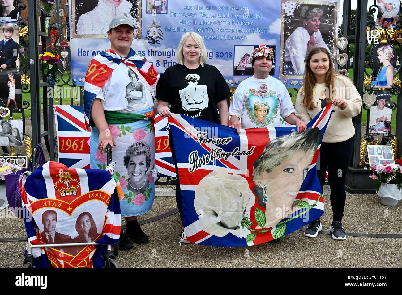 Londra, Regno Unito. 31 agosto 2024. John Loughrey e i superfan della Royal. La Principessa Diana è morta 27 anni fa all'età di 36 anni il 31.08.97. I superfan reali si riunirono alle porte di Kensington Palace nei Kensington Gardens dove viveva, per condividere i loro ricordi di lei. Crediti: michael melia/Alamy Live News Foto Stock