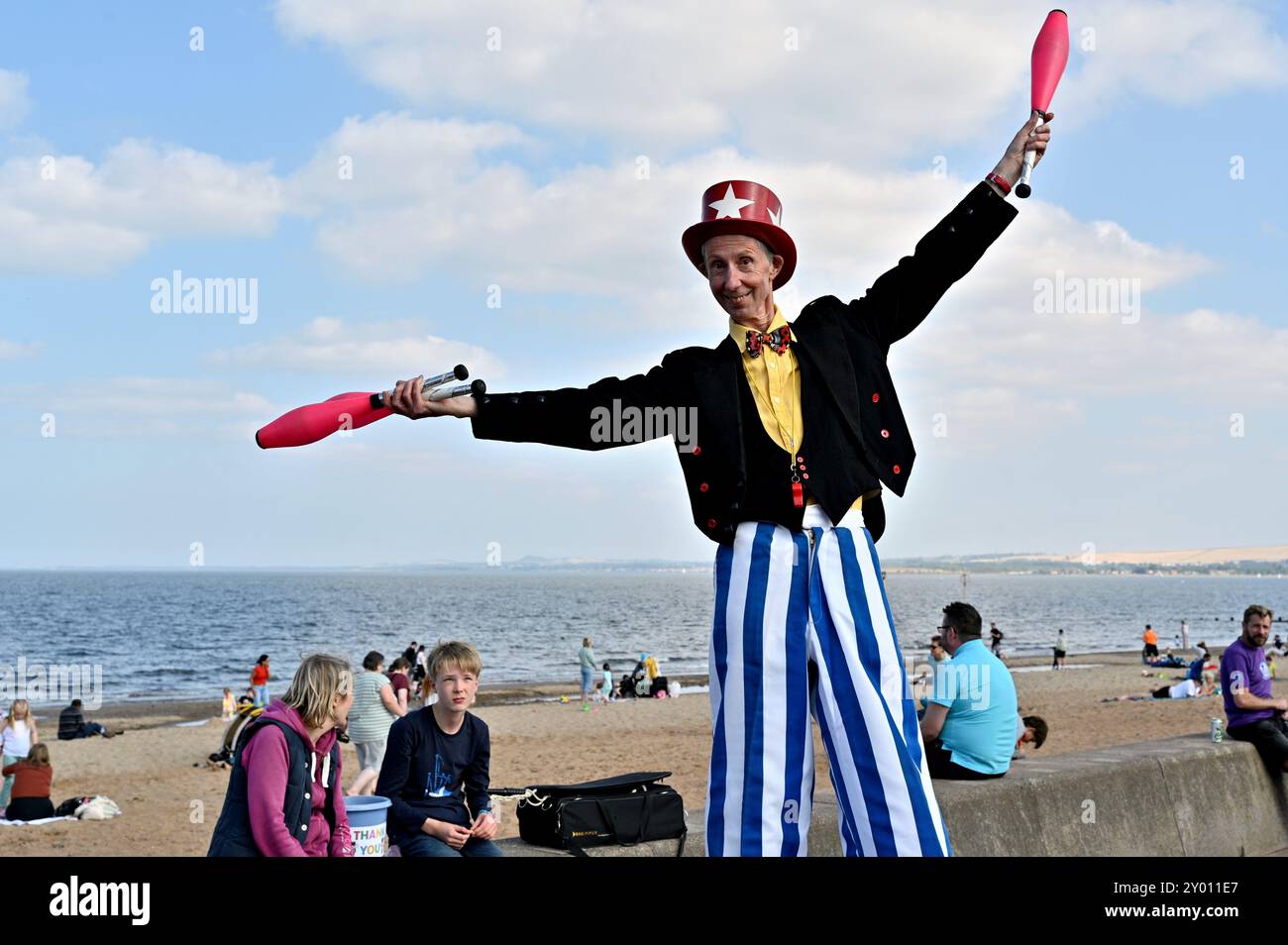 Edimburgo, Scozia, Regno Unito. 31 agosto 2024. Autobus Big Beach di Edimburgo. L'annuale Big Beach Busk sulla passeggiata di Portobello, tutti i tipi di intrattenitori di strada, un miglio di passeggiata, un miglio di viaggiatori di strada. Un giocoliere su palafitte. Crediti: Craig Brown/Alamy Live News Foto Stock