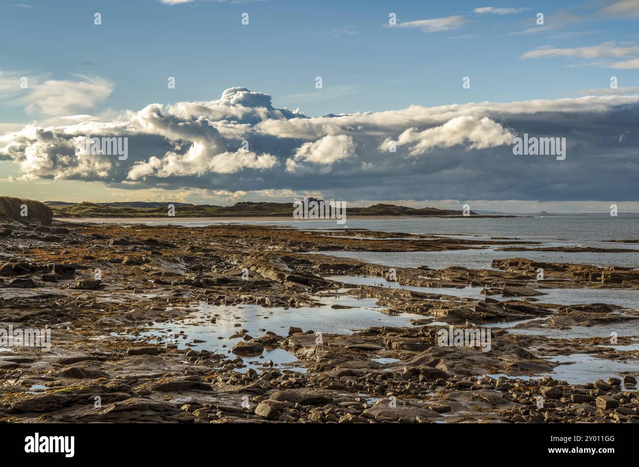 Nuvole sopra il Northumberland coast, guardando da Seahouses, verso Bamburgh, England, Regno Unito Foto Stock