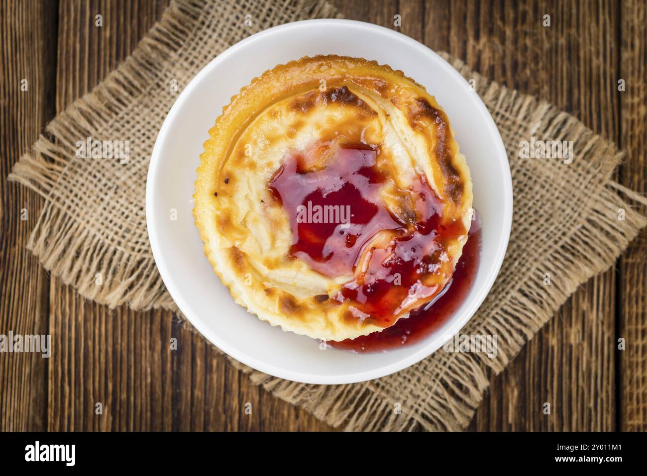 Fresche fatte Mini Cheesecake con salsa) su un sfondo vintage (close-up shot) Foto Stock