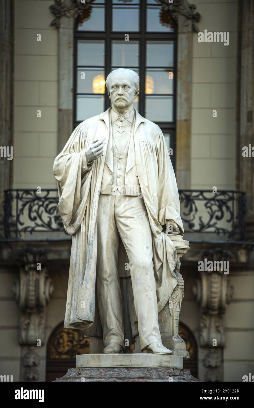 Statua del fisico Helmholtz a Berlino di fronte all'Università Humboldt Foto Stock