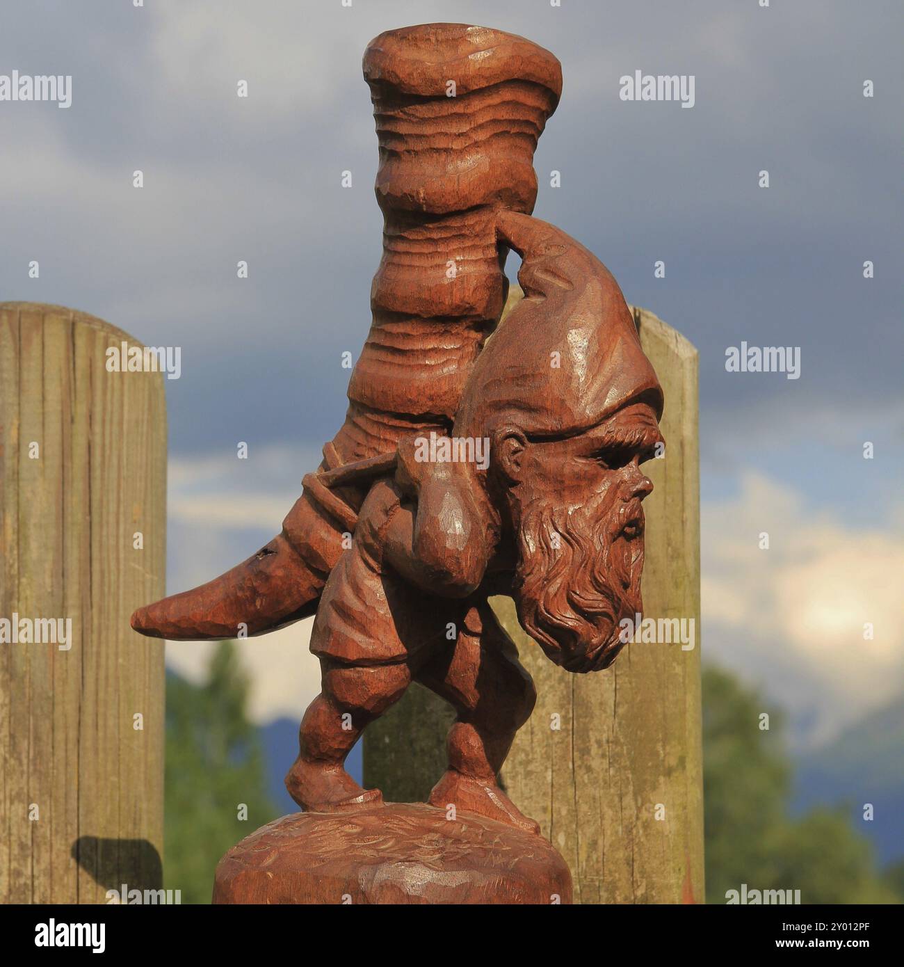 Nano con un corno di stambecco alpino sulla schiena. Scultura in legno. Copia di una vecchia figura Foto Stock