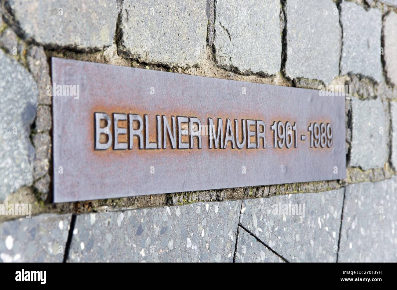 Piastra in acciaio con testo berliner mauer berlin Wall a berlino germania Foto Stock
