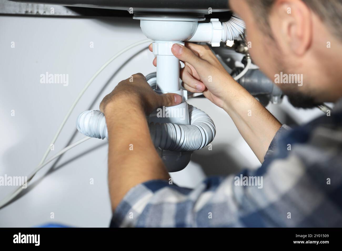 Sistema professionale di tubazioni per idraulici a casa, primo piano Foto Stock
