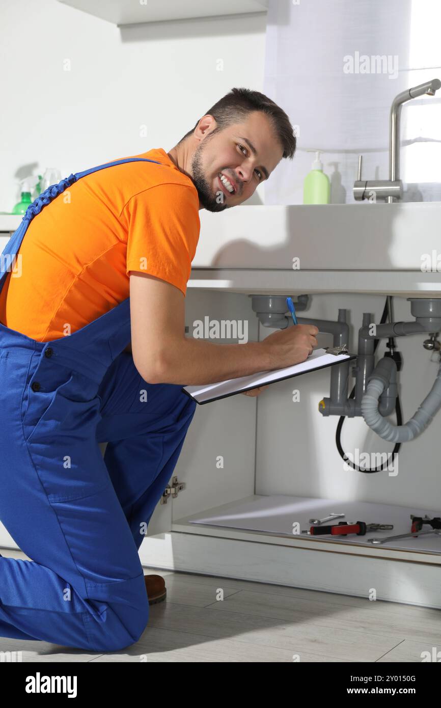 Sistema di tubazioni per idraulici professionale a casa Foto Stock