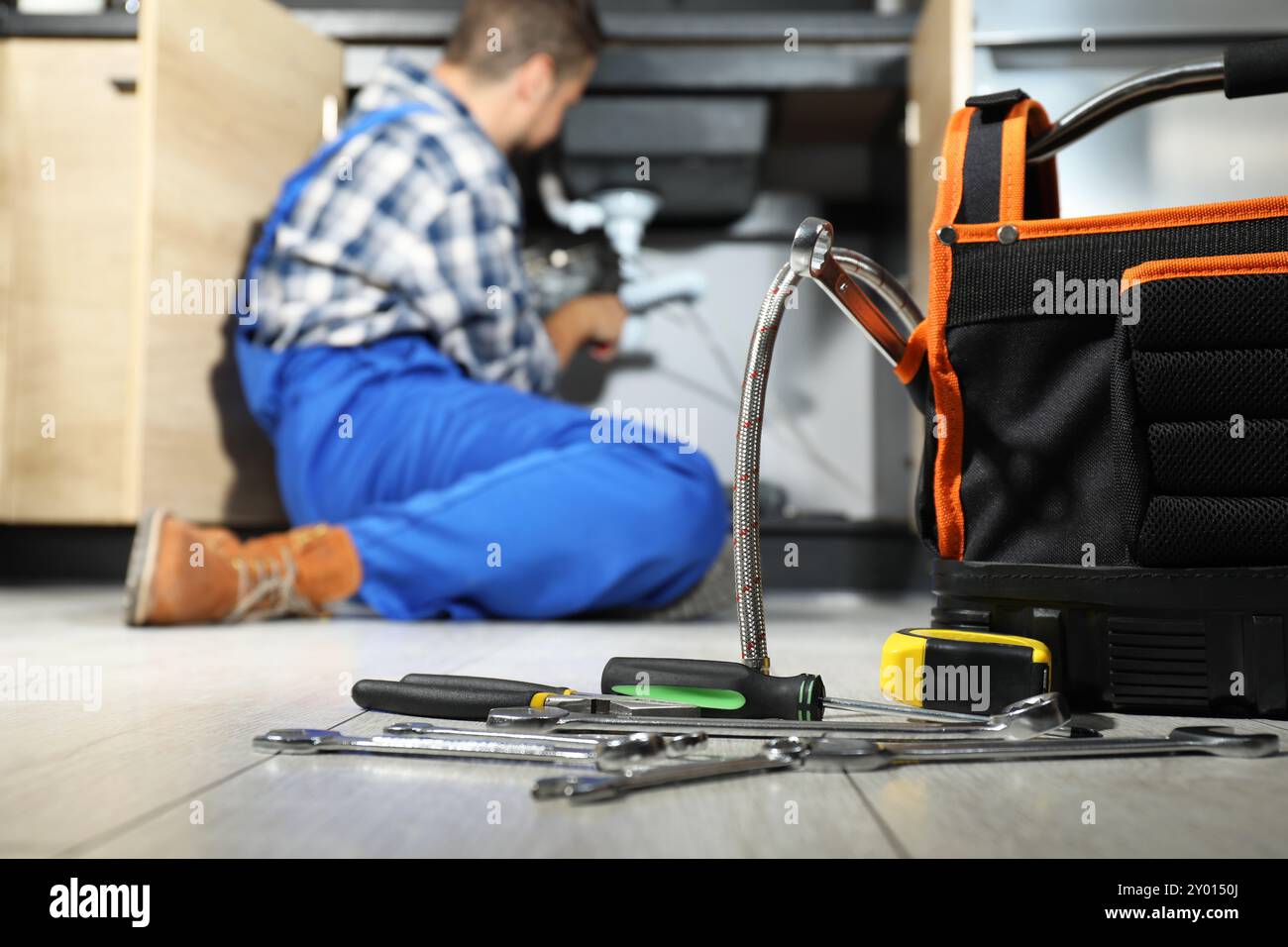 Sistema professionale di tubazioni per il fissaggio dell'idraulico a casa, con particolare attenzione agli utensili Foto Stock