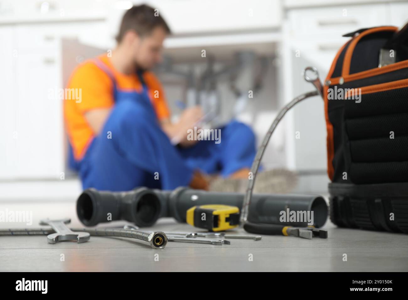 Sistema professionale di tubazioni per il fissaggio dell'idraulico a casa, con particolare attenzione agli utensili Foto Stock