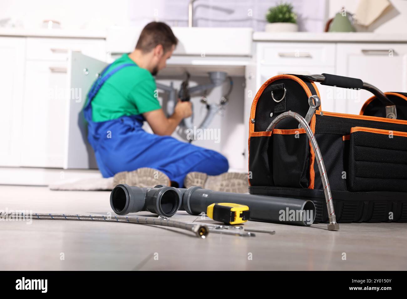 Sistema professionale di tubazioni per il fissaggio dell'idraulico a casa, con particolare attenzione agli utensili Foto Stock