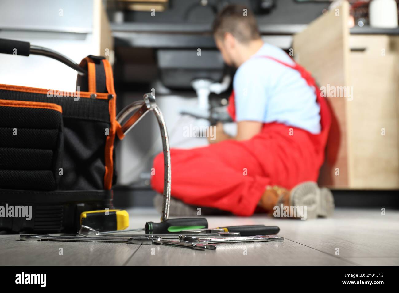 Sistema professionale di tubazioni per il fissaggio dell'idraulico a casa, con particolare attenzione agli utensili Foto Stock