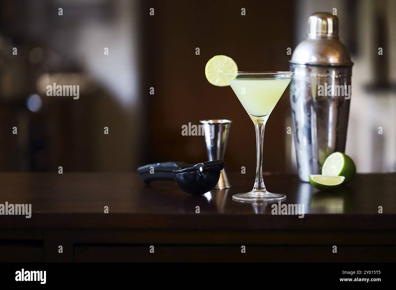 La preparazione di cocktail. Martini sul tavolo bar. Servizio bevande e di concetto Foto Stock