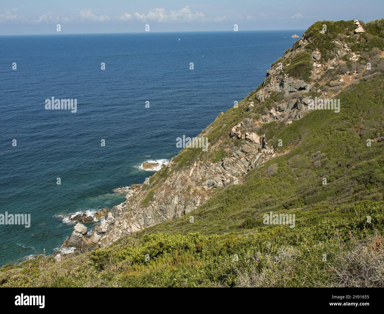 Ampie vedute delle colline costiere rocciose con vegetazione lussureggiante, il mare calmo si estende fino all'orizzonte, Corsica, Mediterraneo, francia Foto Stock