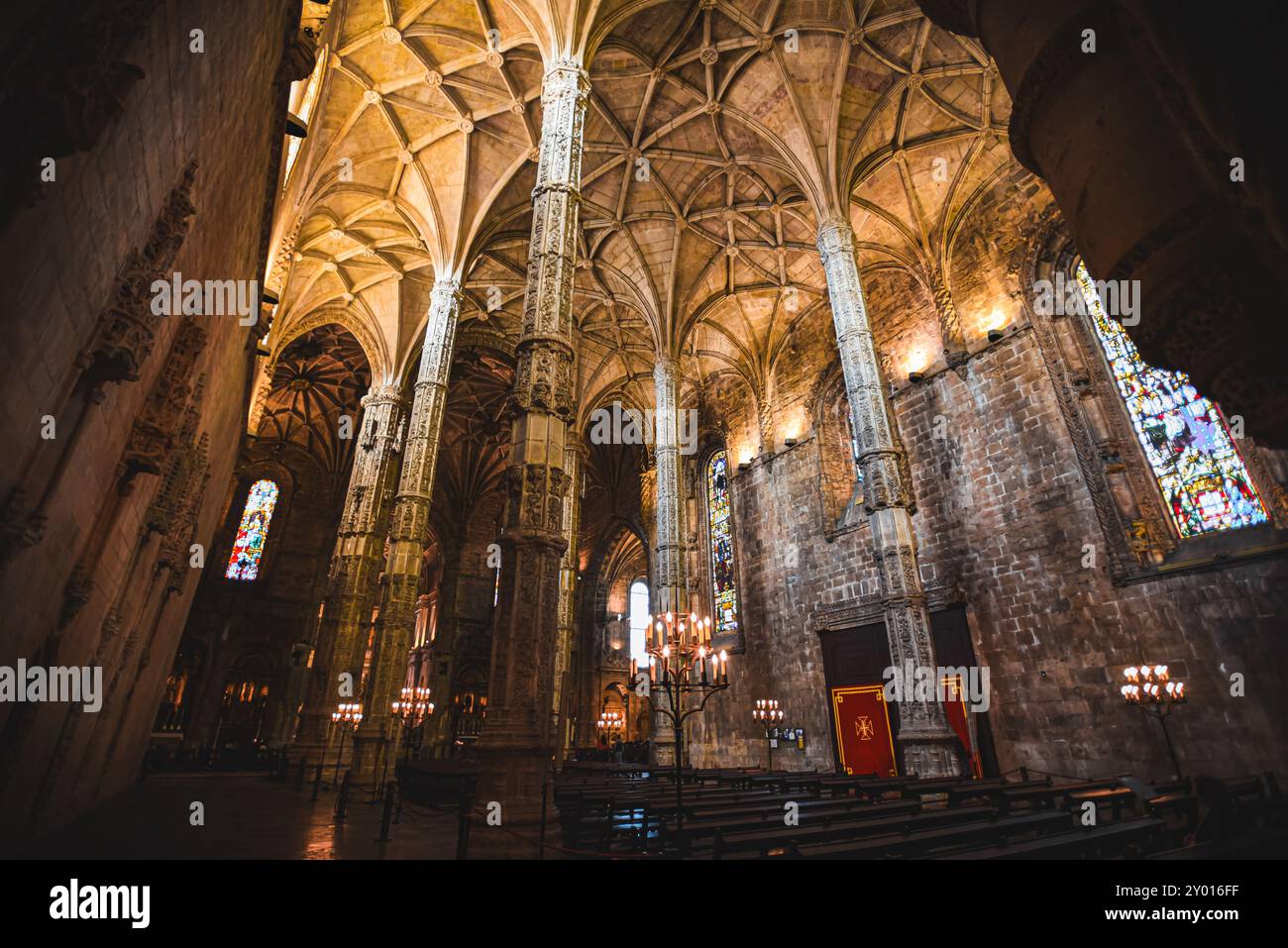 Colonne ornate e soffitti a volta nel monastero di Jerónimos - Lisbona, Portogallo Foto Stock
