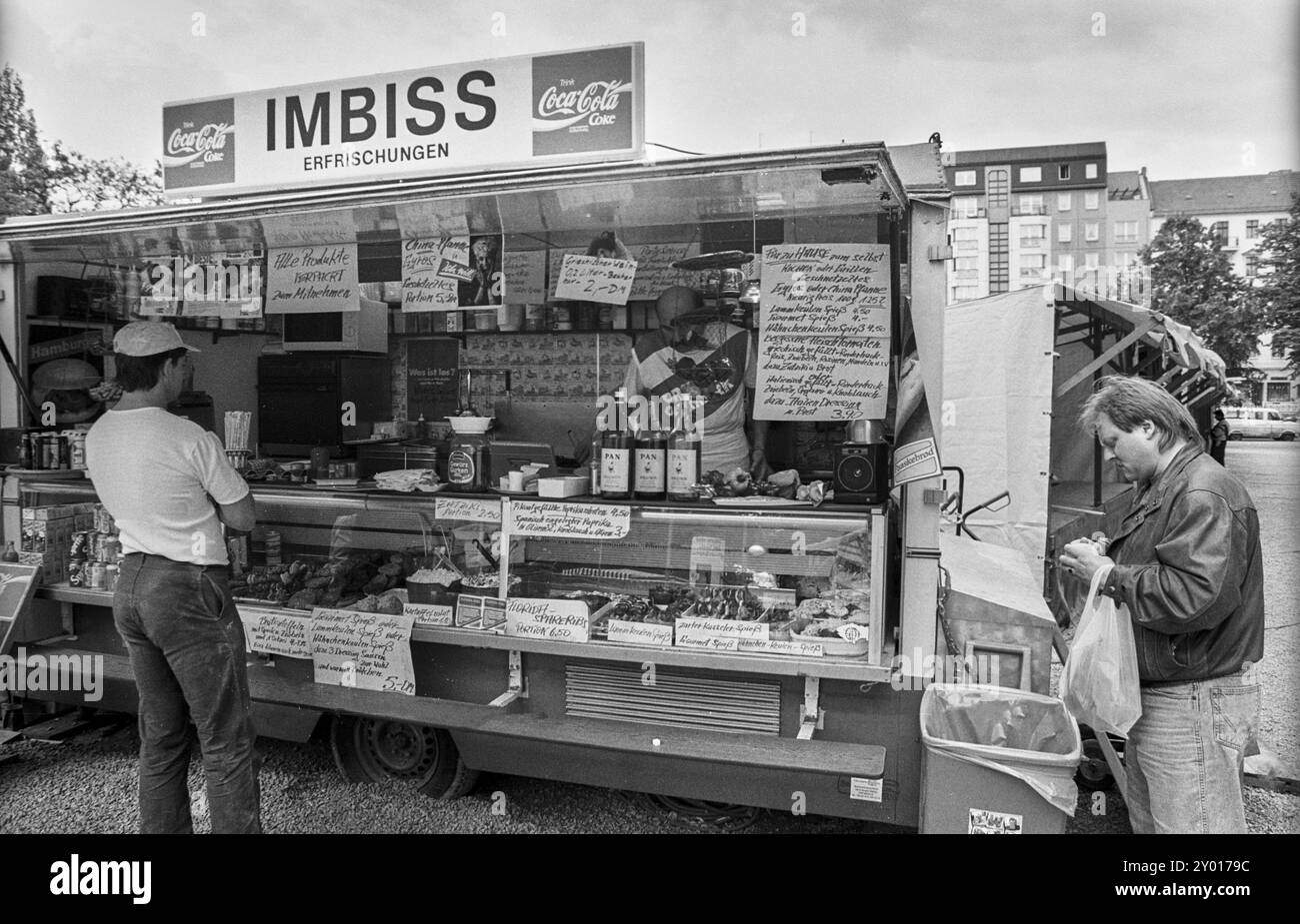 Germania, Berlino, 01.06.1991, stand di snack turchi presso la stazione Frankfurter Allee S-Bahn, Europa Foto Stock