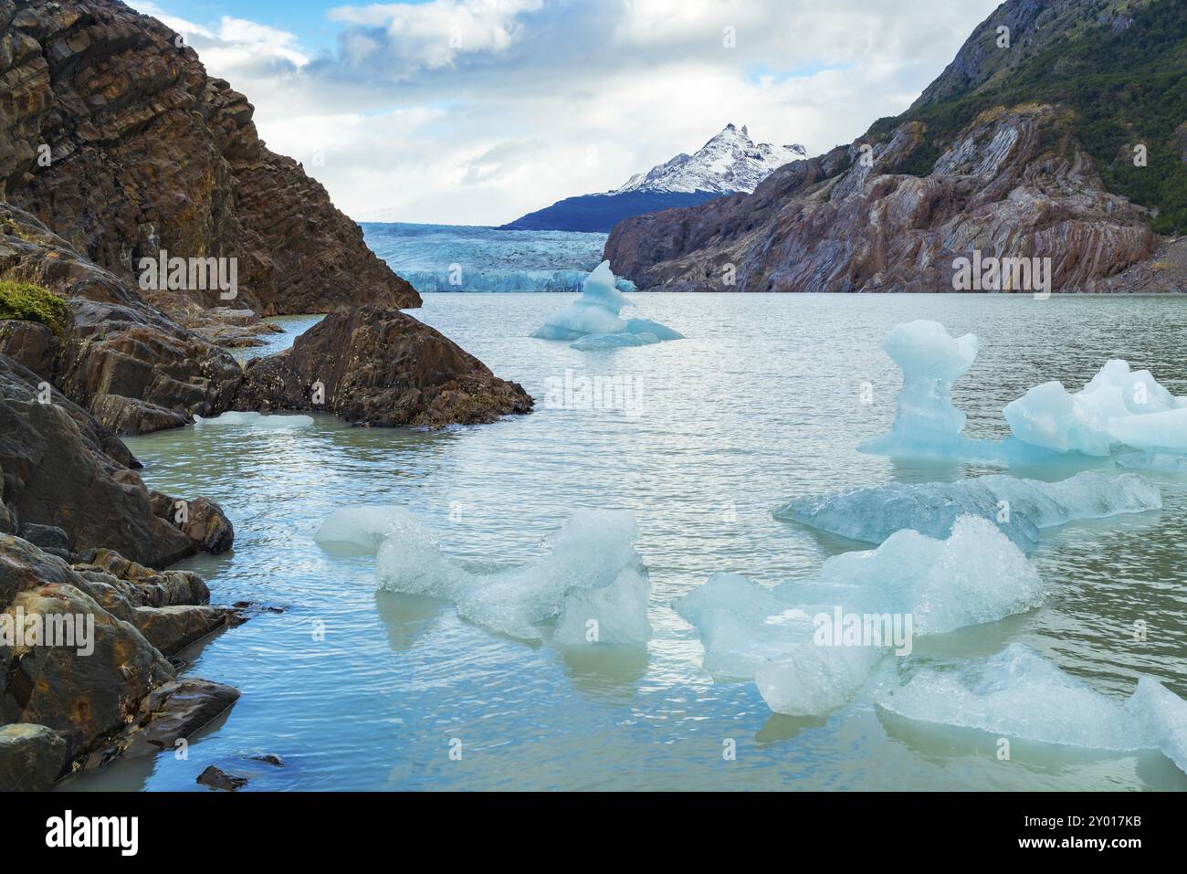Vista su un piccolo iceberg si rompono ghiacciaio Grey e galleggiante nel lago grigio nella Patagonia meridionale del campo di ghiaccio in Cile Foto Stock Vista su un piccolo iceberg si rompono ghiacciaio Grey e galleggiante nel lago grigio nella Patagonia meridionale del campo di ghiaccio in Cile Foto Stock