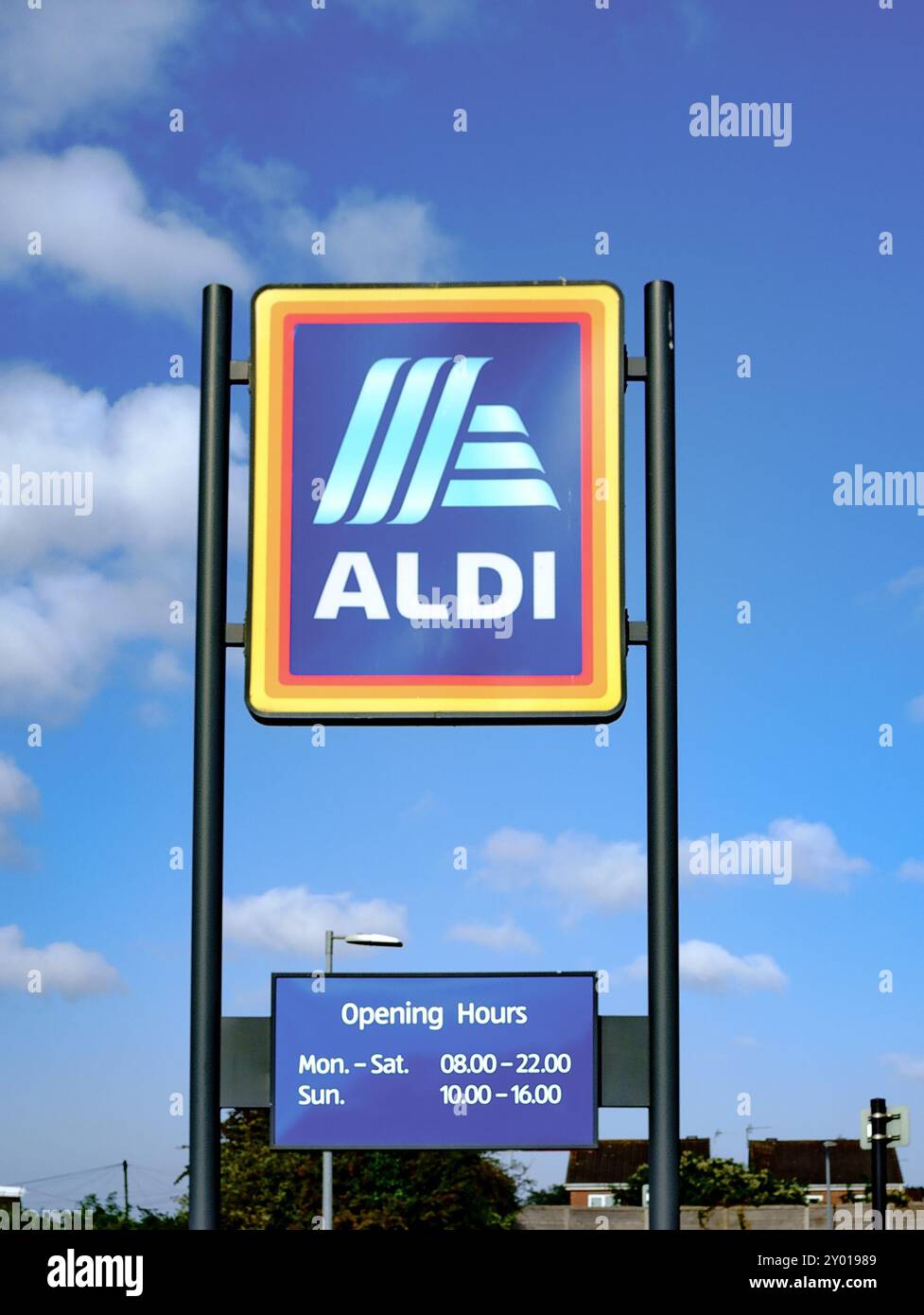 Cartello del supermercato Aldi con gli orari di apertura Foto Stock