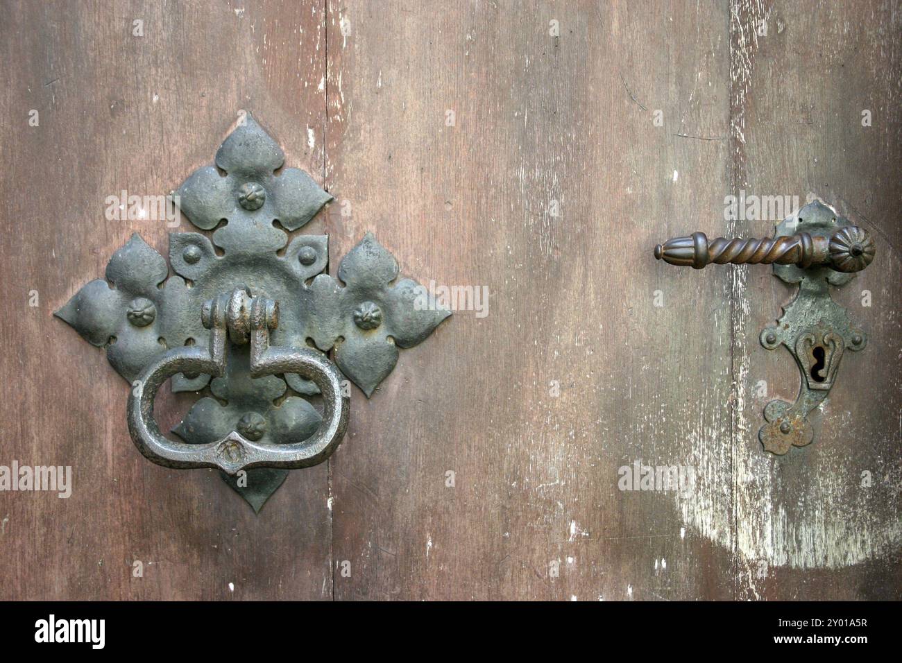 Antica porta con accessori in ferro battuto Foto Stock