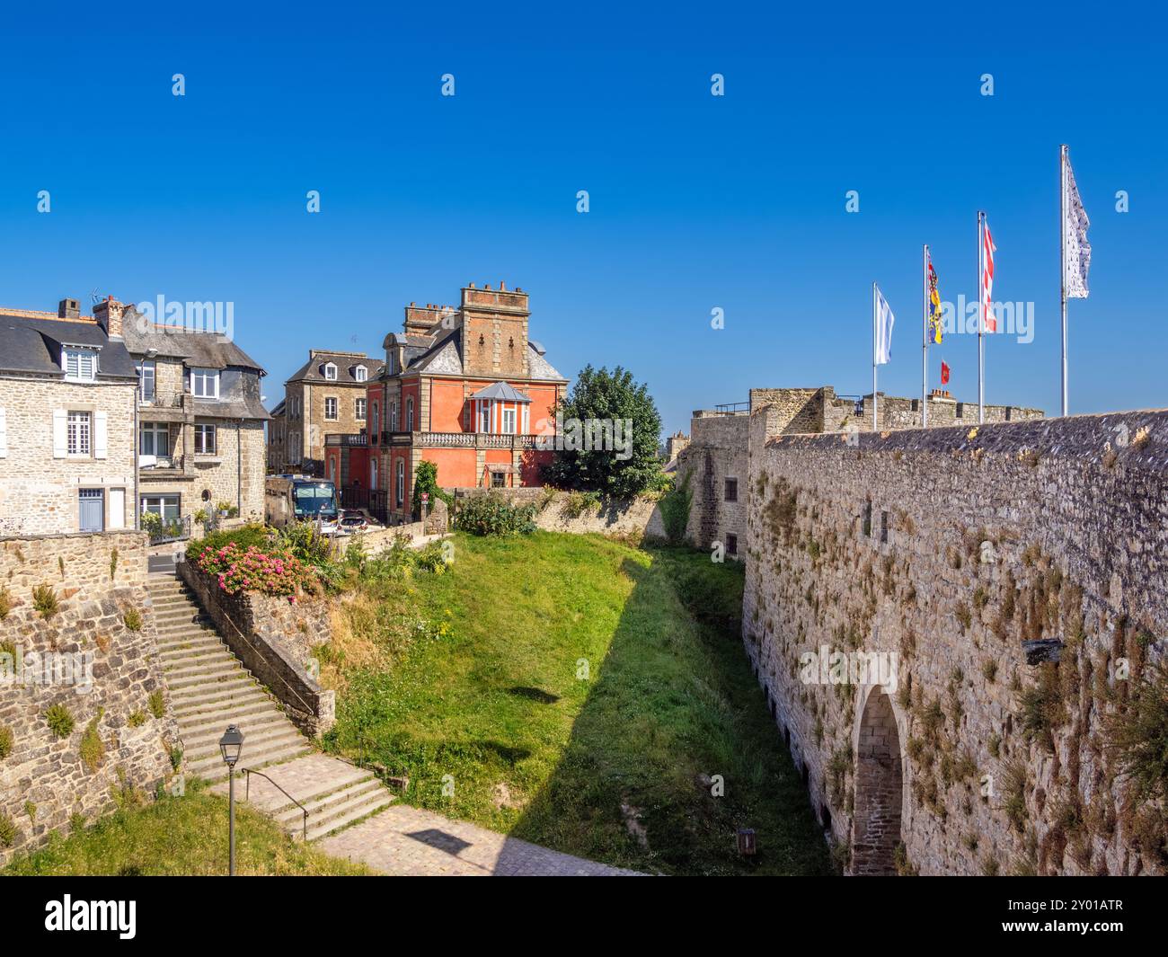Dinan, Francia - 19 luglio 2024: Mura e case della città medievale di Dinan Foto Stock