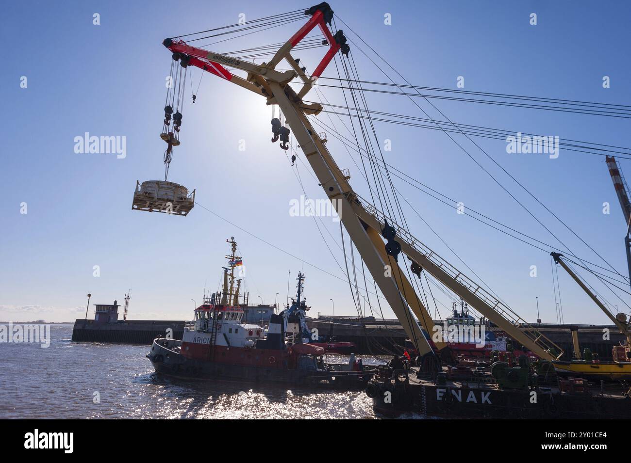 Gru flottante Enak con carico. Gru galleggiante Enak in azione Foto Stock