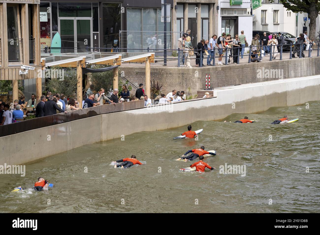 Impianto per il surf nel centro della città di Rotterdam, Rif010, presumibilmente la prima struttura al mondo per surfisti in una città, nella Steigersgracht, a 1 Foto Stock