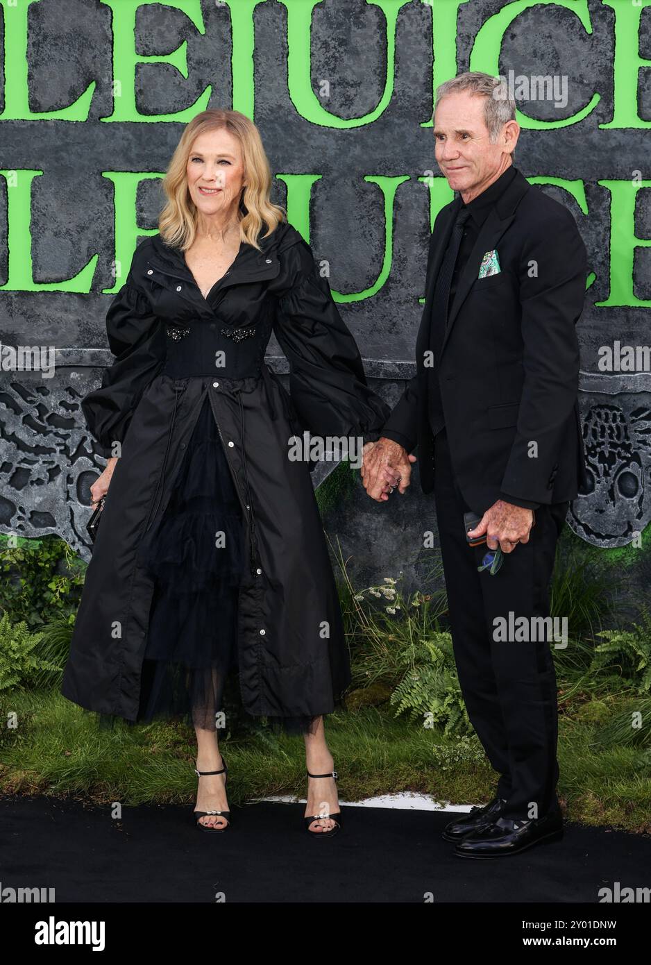 Catherine o'Hara e Bo Welch partecipano alla prima inglese di "Beetlejuice Beetlejuice" al Cineworld Leicester Square di Londra. Foto Stock