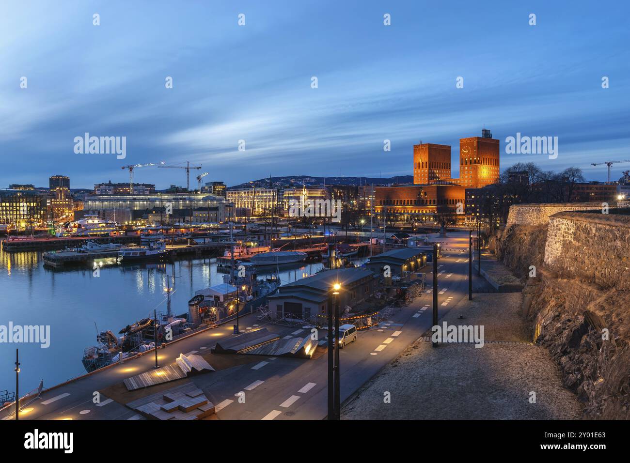 Notte di Oslo skyline della città presso il Municipio di Oslo e il porto, Oslo Norvegia Foto Stock