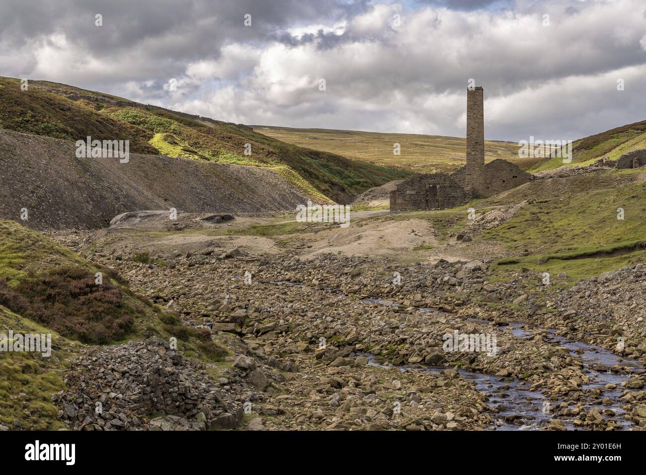 Le rovine della vecchia pista puzzava Mill tra Feetham e Langthwaite, Yorkshire Dales, North Yorkshire, Regno Unito Foto Stock