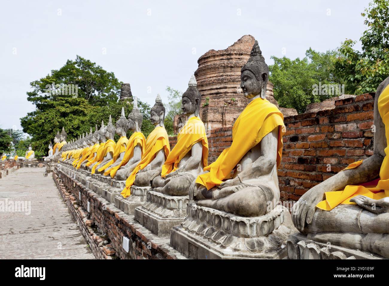 Immagine di una fila di buddha a wat yai chai mongkol, ayutthaya, thailandia Foto Stock
