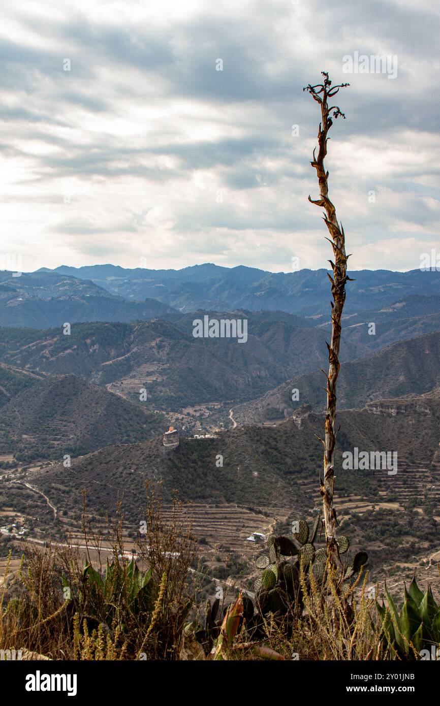 Un paesaggio montuoso con un edificio in cima ad una collina. Foto Stock