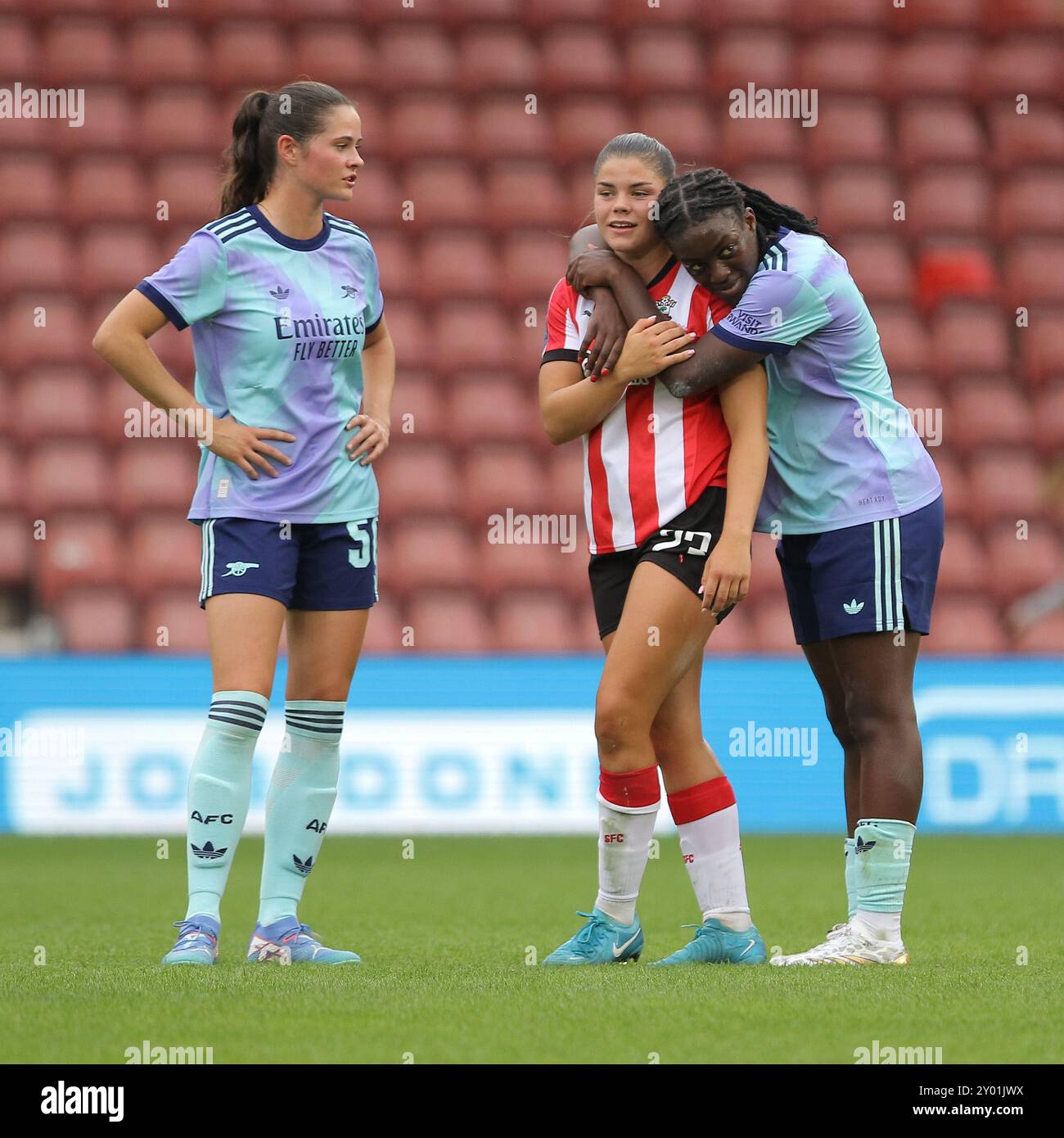 Southampton, Regno Unito. 31 agosto 2024. Southampton, Inghilterra, agosto 31 2024: Freya Godfrey (Arsenal 56), Megan Collett (Southampton 23) e Michelle Agyemang (Arsenal 59) dopo l'amichevole di pre-stagione tra Southampton e Arsenal al St Marys Stadium di Southampton, Inghilterra. (Jay Patel/SPP) credito: SPP Sport Press Photo. /Alamy Live News Foto Stock