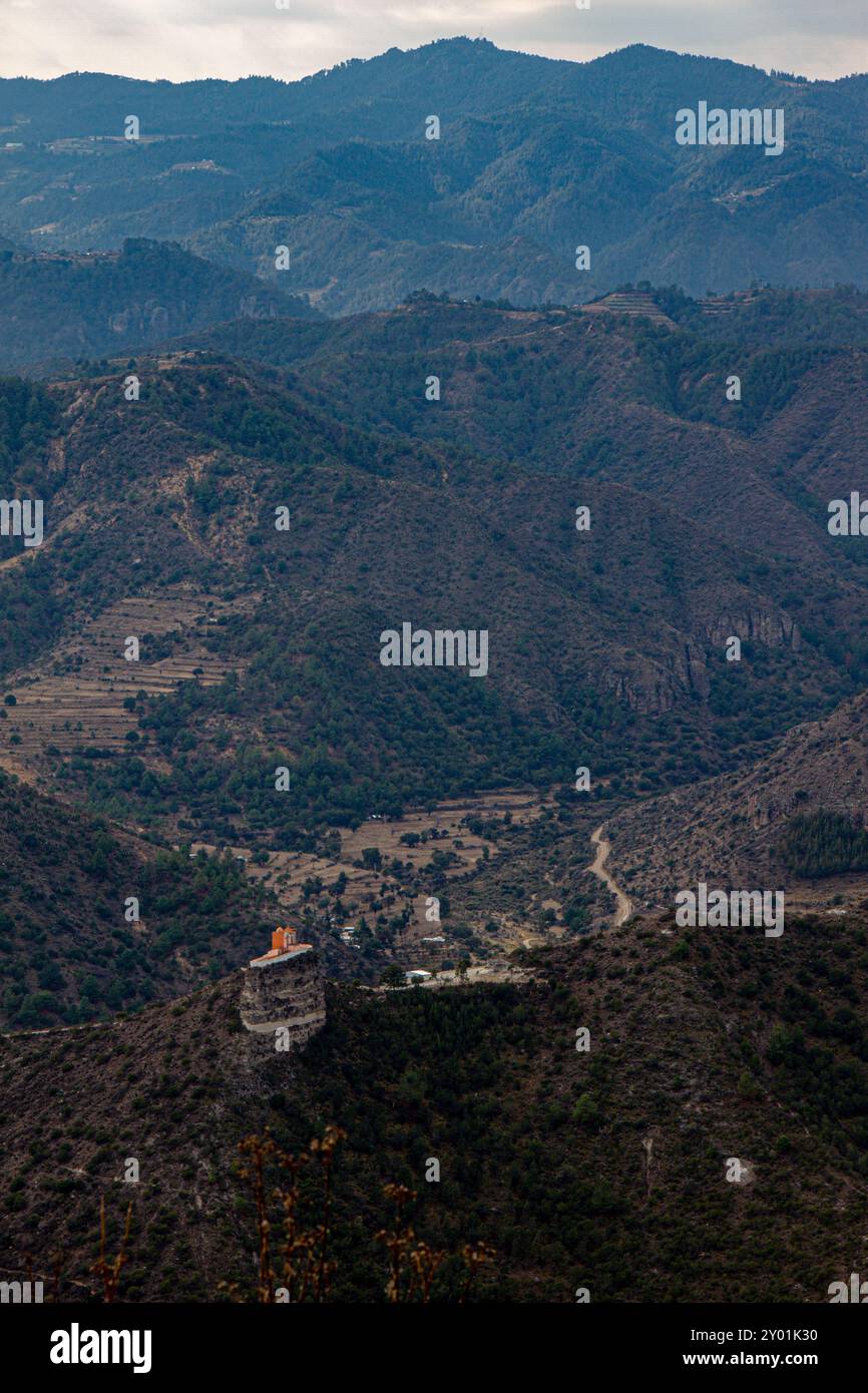 Un paesaggio montuoso con un edificio in cima ad una collina. Foto Stock