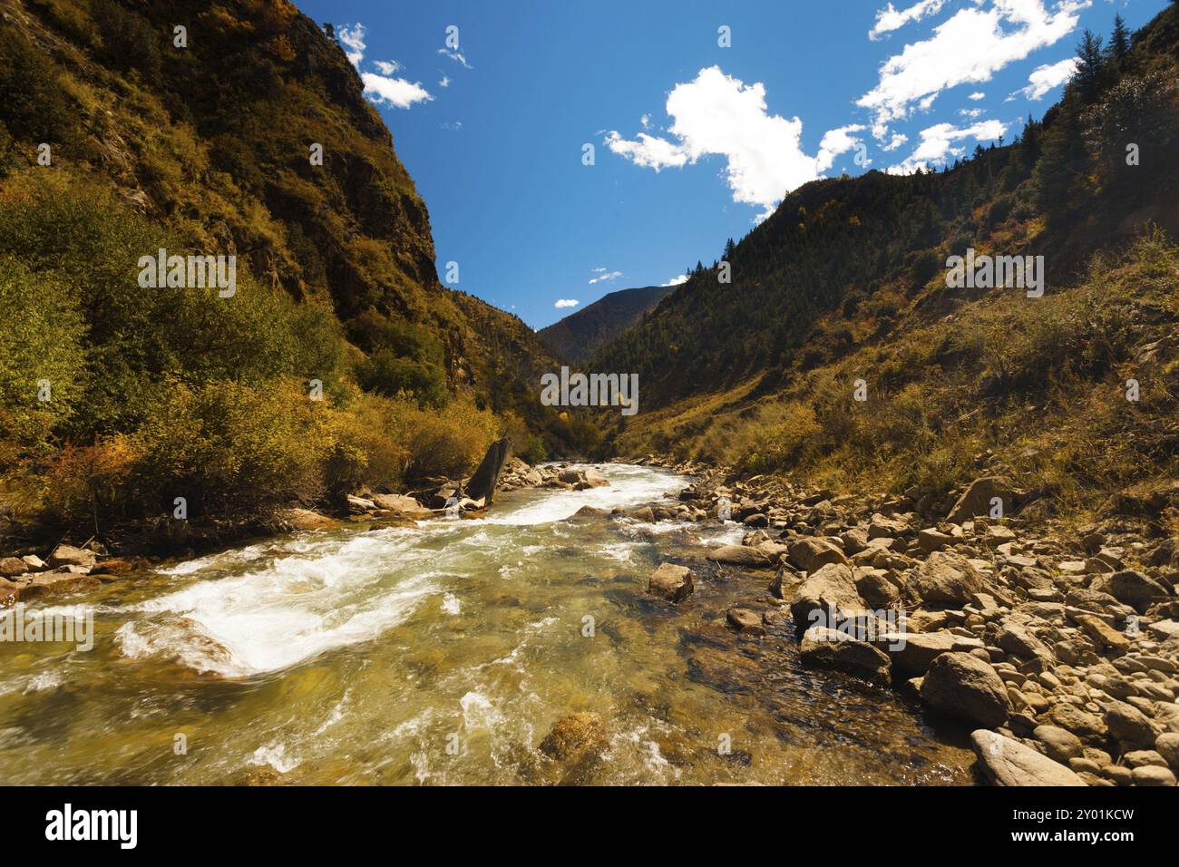 Un flusso alpino ghiacciato dall'himalaya scorre lungo la raramente vista autostrada G318, una strada che va dal Tibet orientale a Lhasa, attraverso la h Foto Stock