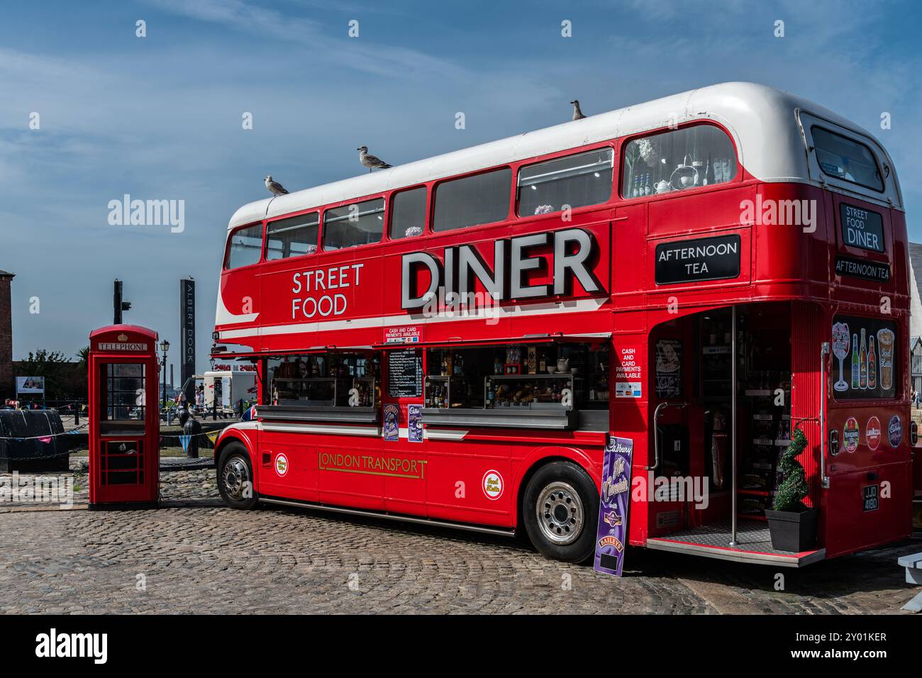 Un ristorante tradizionale Red Bus convertito e una cabina telefonica presso l'albert Dock Foto Stock