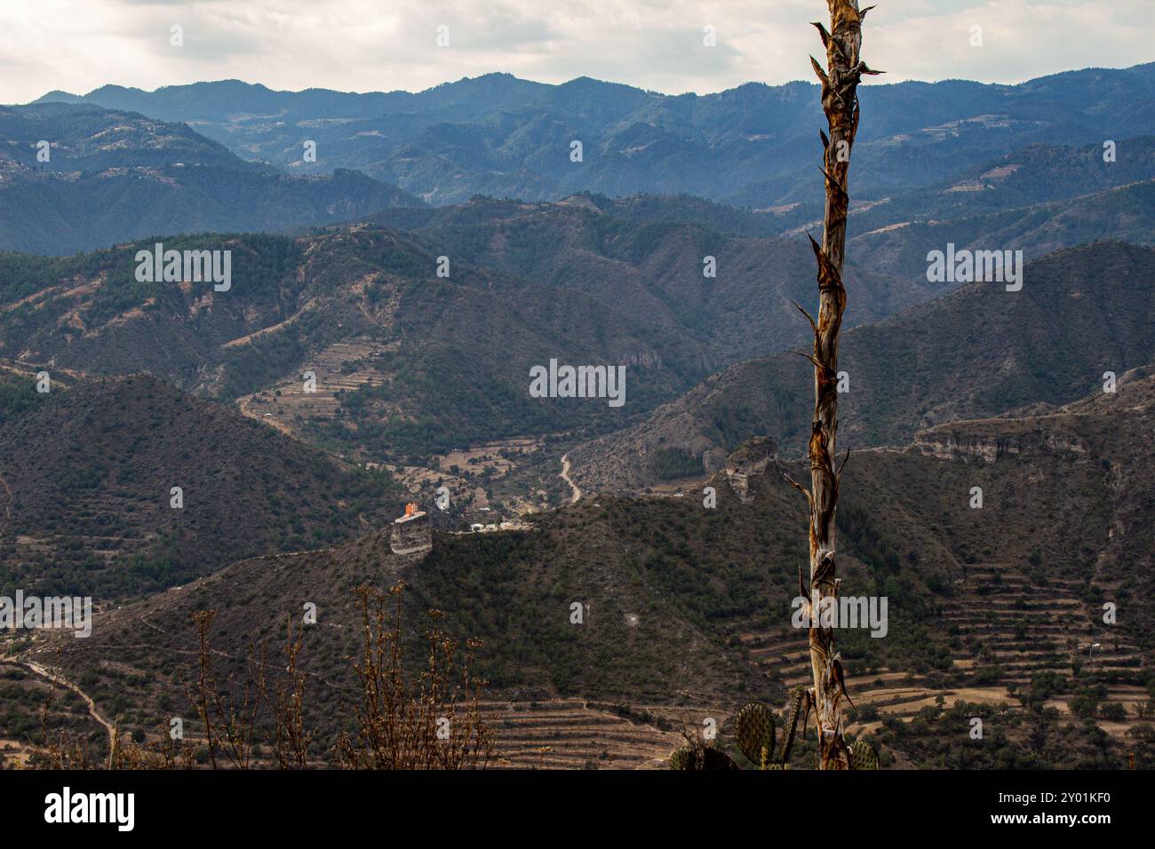 Un paesaggio montuoso con un edificio in cima ad una collina. Foto Stock