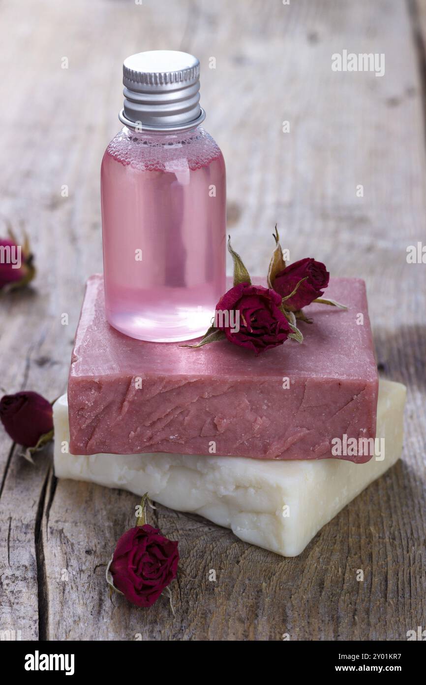 Naturale fatta a mano sapone a secco con le rose rosa. Spa Foto Stock