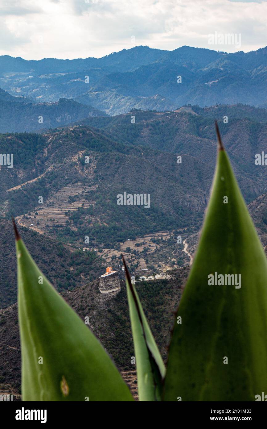 Un paesaggio montuoso con un edificio in cima ad una collina. Foto Stock