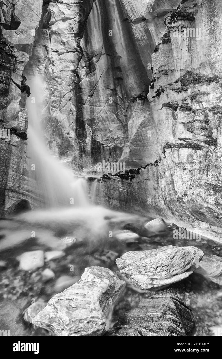 Cascata nella grotta calcarea Trollkirka (Trollkyrkja, tedesco: Troll Church), Moere e Romsdal Fylke, Norvegia, settembre 2011, Europa Foto Stock