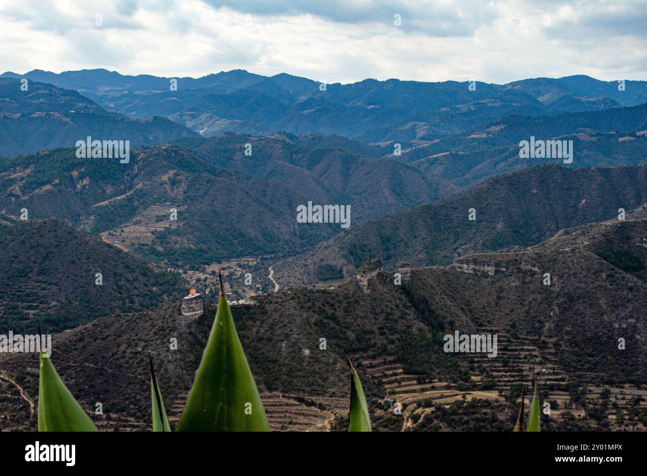 Un paesaggio montuoso con un edificio in cima ad una collina. Foto Stock