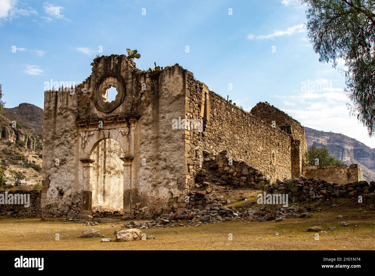 Un'antica chiesa in rovina in una giornata di sole e un paesaggio arido. Foto scattata a Puebla, Messico. Foto Stock