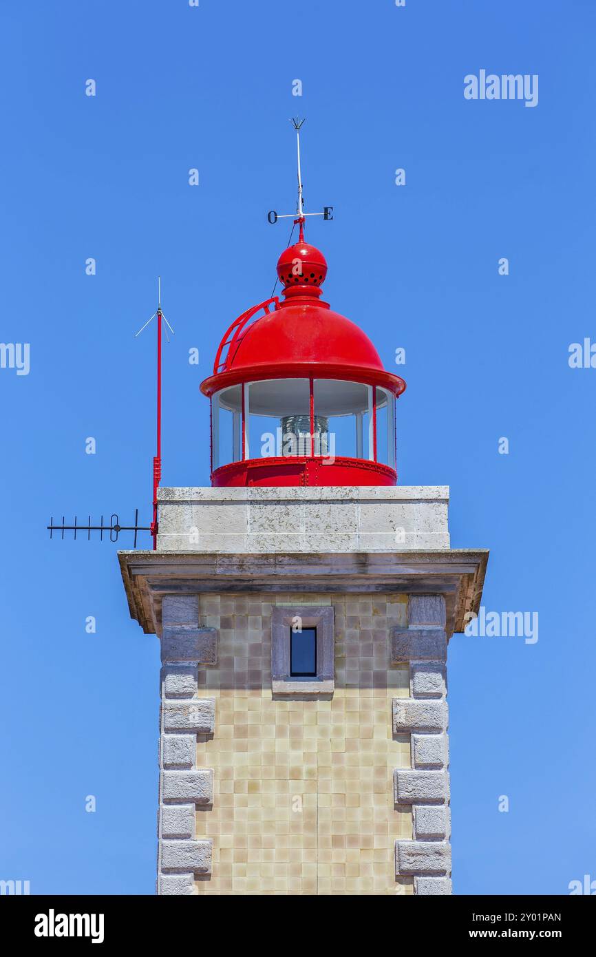 Close up rosso faro portoghese con cielo blu sulla giornata di sole Foto Stock