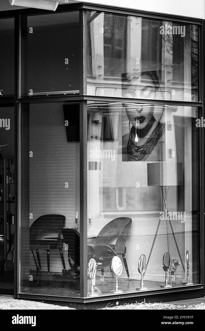 Fotografia in bianco e nero, vista dalla finestra di un negozio di cosmetici, Berin, Germania, Europa Foto Stock