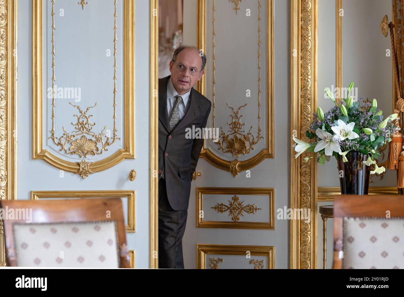 DENIS PODALYDES in BERNADETTE (2023), diretto da LÉA DOMENACH. Crediti: Christel Dewynter / album Foto Stock